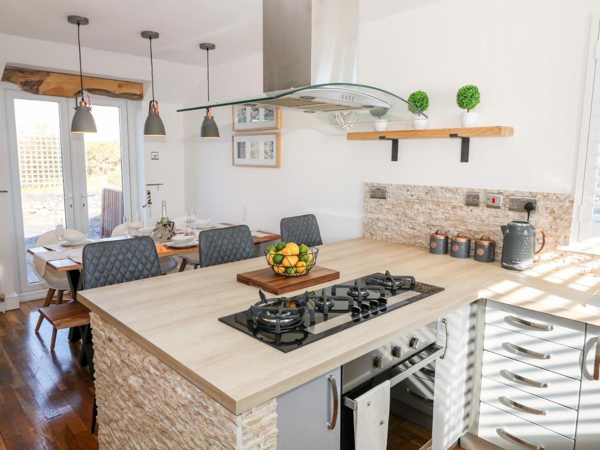 Bay View Villa Holyhead Ngoại thất bức ảnh
